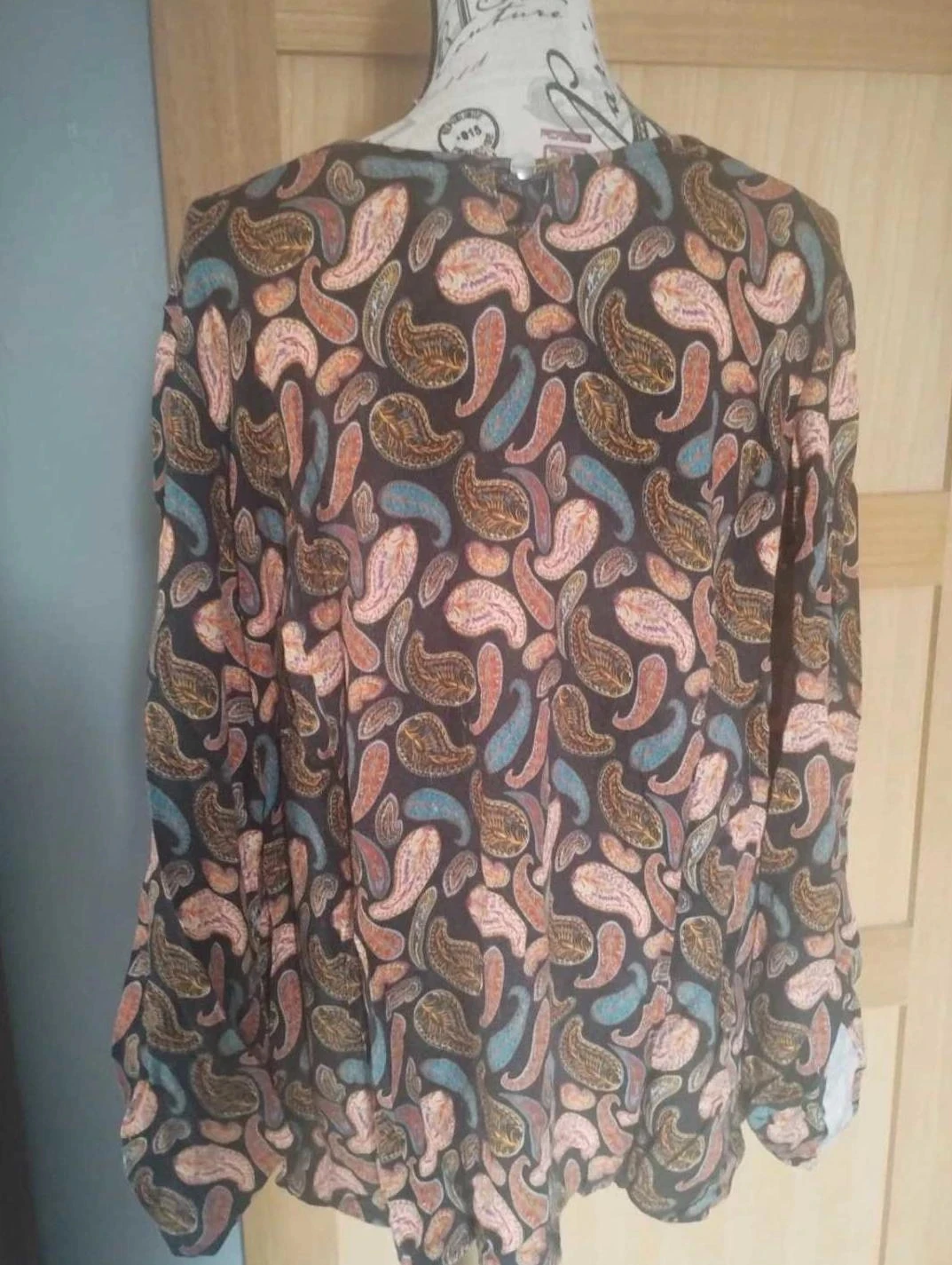 Fine sweater with colorful leaf patterns, roll-up sleeves, size 46 – photo 4